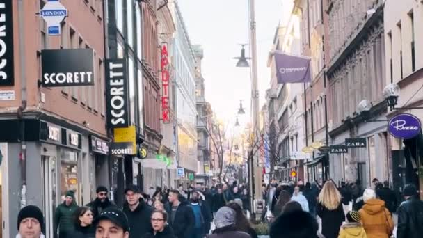 Stockholm Svédország 2024 Január Stockholm Bevásárlóutcája Tele Van Emberekkel Egy — Stock videók