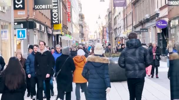 Stockholm Svédország 2024 Január Stockholm Bevásárlóutcája Tele Van Emberekkel Egy — Stock videók
