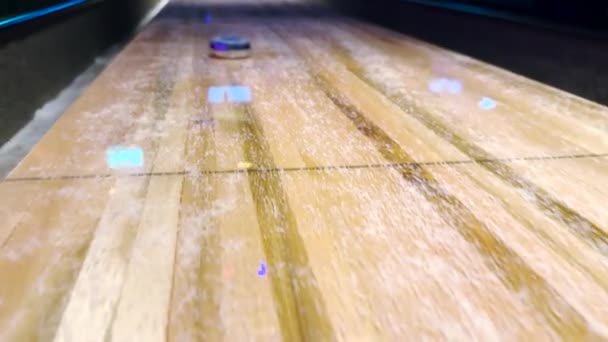 隔板桌上的重量闭锁 慢动作洗牌台球滑向数字上 杂耍板冰球滑过奶酪覆盖板 — 图库视频影像