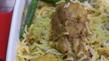 Hint biryani pulaosu ve Hint basmati pilavı, körili tavuk eti Ramazan Kareem, bayram. Beyaz arka planlı pirinç servis kasesi, Copyspace.