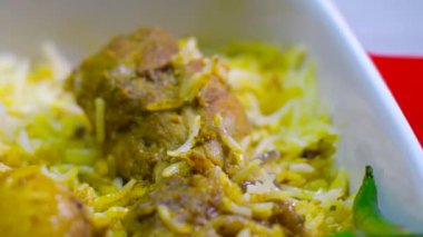 Hint biryani pulaosu ve Hint basmati pilavı, körili tavuk eti Ramazan Kareem, bayram. Beyaz arka planlı pirinç servis kasesi, Copyspace.