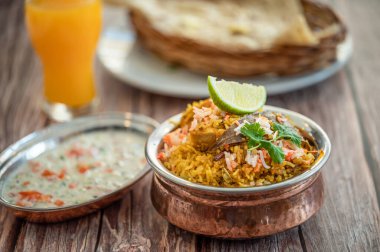 Hint biryani pulaosu ve Hint basmati pilavı, körili tavuk eti Ramazan Kareem, bayram. Beyaz arka planlı pirinç servis kasesi, Copyspace.