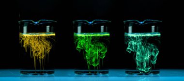 Temiz bir sıvıyla renkli kimyasalların çözünmesi ve yayılması. Laboratuvarda kimyasal reaksiyon gözlemlendi..