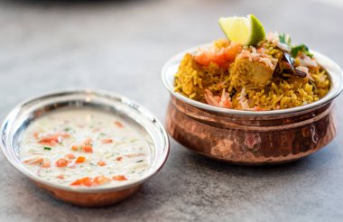 Hint biryani pulaosu ve Hint basmati pilavı, körili tavuk eti Ramazan Kareem, bayram. Beyaz arka planlı pirinç servis kasesi, Copyspace.