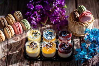 Lezzetli renkli meyveli geyik pastası. Ev yapımı mango, çilek ve ahududu kreması. Jöle, tatlı pastalar. Tatlı.