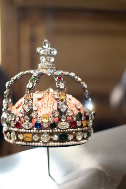 Taş ve inci jöle sergileniyor. Kral ve Kraliçe 'nin tüm döl seti vitrinde asılı duruyor..