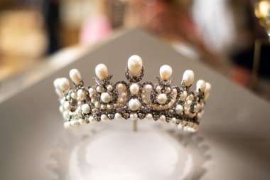 Taş ve inci jöle sergileniyor. Kral ve Kraliçe 'nin tüm döl seti vitrinde asılı duruyor..