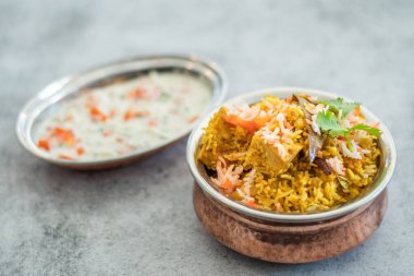 Hint biryani pulaosu ve Hint basmati pilavı, körili tavuk eti Ramazan Kareem, bayram. Beyaz arka planlı pirinç servis kasesi, Copyspace.