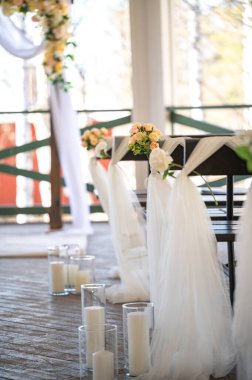 Lüks bir akşam yemeğinde güzel, romantik ve zarif bir düğün. Açık hava düğünü için modern çiçek tasarımı