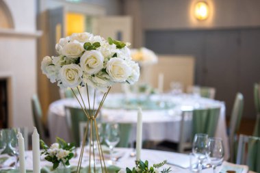 Lüks bir akşam yemeğinde güzel, romantik ve zarif bir düğün. Açık hava düğünü için modern çiçek tasarımı