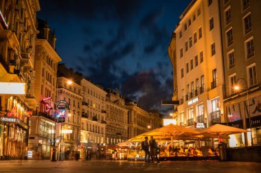 Viyana, Avusturya - 6 Haziran 2022. Nightscape Viyana şehir merkezi uzun pozlama fotoğrafçılık. Gece vakti şehir mimarisi binasında bulut manzarası.
