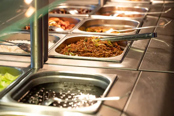 Restoranda Asya yemekleri, birden fazla yemek ve salata. Hint büfesi restoranını sevdiğin kadar ye. Uygun bir fiyata lezzetli yiyecekler alabilirsin. Kopyalama alanı.