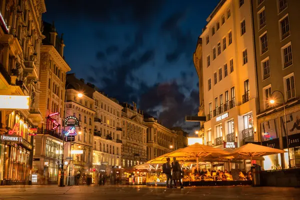 Viyana, Avusturya - 6 Haziran 2022. Nightscape Viyana şehir merkezi uzun pozlama fotoğrafçılık. Gece vakti şehir mimarisi binasında bulut manzarası.