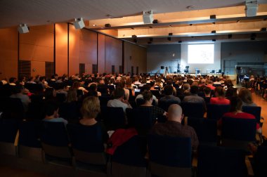 Avrupa Bilimsel Konferansı 'na katılan insanlar. Bilimsel tartışma için toplanan büyük bir insan topluluğu..