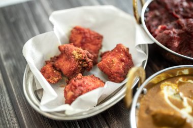 Hint yemeği Thali Hint usulü yemek ile tavuk, et, roti, pirinç ve salatayı birleştirir. Hint yemeği kombinasyonları. Kopyalama alanı