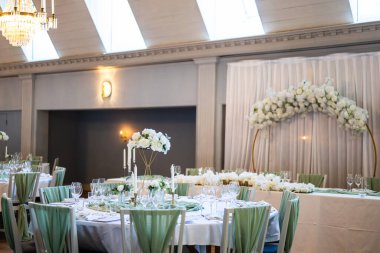 Lüks bir akşam yemeğinde güzel, romantik ve zarif bir düğün. Açık hava düğünü için modern çiçek tasarımı