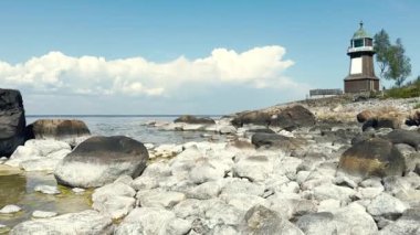 Mutlu Asyalı kadın deniz kıyısında meditasyon yapıyor. Kadınlar gün doğumunda deniz fenerinde yoga yapıyorlar. Kopya uzay deniz arka planına sahip huzur manzarası. 