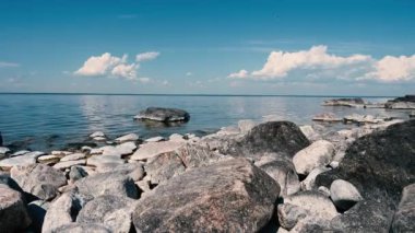 4K Majestic güneşli deniz ufkuyla manzara. İnanılmaz bir deniz feneri ve gökyüzü bulutları. Renkli beyaz bulutlar Doğa çevre arkaplanı.