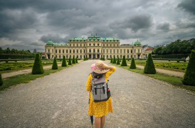 Yaz tatili konsepti, elbiseli mutlu Asyalı kadın Avrupa 'yı geziyor ve ünlü mimarisi var..