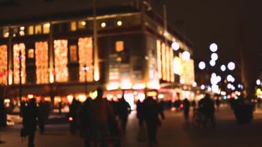 Kış zamanı bulanık bir geçmişi olan bir Noel pazarı. Mutlu insanlar Noel ağaçlarıyla markete yürüyorlar. Kopyalama alanı 4k video.