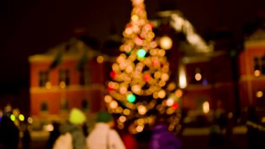 Kış zamanı bulanık bir geçmişi olan bir Noel pazarı. Mutlu insanlar Noel ağaçlarıyla markete yürüyorlar. Kopyalama alanı 4k video.