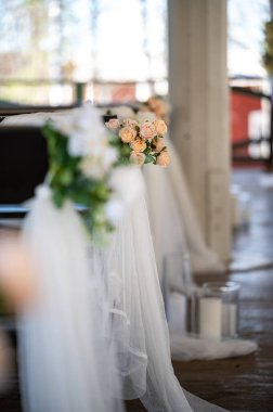 Lüks bir akşam yemeğinde güzel, romantik ve zarif bir düğün. Açık hava düğünü için modern çiçek tasarımı