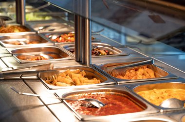 Restoranda Asya yemekleri, birden fazla yemek ve salata. Hint büfesi restoranını sevdiğin kadar ye. Uygun bir fiyata lezzetli yiyecekler alabilirsin. Kopyalama alanı.