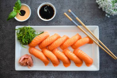 Somon, yılan balığı, ton balığı, avokado, kraliyet karidesi, Philadelphia krem peyniri, havyar tobika, chuka. Suşi menüsü. Japon yemeği. Telif uzayı siyah arkaplanı. Suşi menüsü.