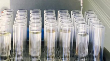 Yeşil floresan bileşiği otomatikleştirilmiş makinede ayrılır. Sütun kromatografisinin test tüpü fraksiyon toplama tekniği. Eğitim ve sanayi konsepti.