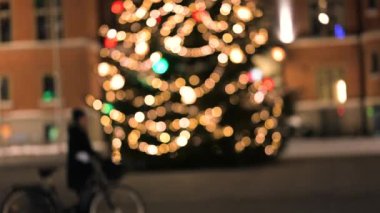 Kış zamanı bulanık bir geçmişi olan bir Noel pazarı. Mutlu insanlar Noel ağaçlarıyla markete yürüyorlar. Kopyalama alanı 4k video.