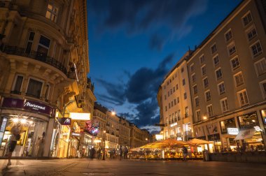 Viyana, Avusturya - 6 Haziran 2022. Nightscape Viyana şehir merkezi uzun pozlama fotoğrafçılık. Gece vakti şehir mimarisi binasında bulut manzarası.