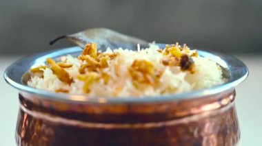 Güzel dekore edilmiş biryani ve pirinç kasesinde servis edilen limon dilimleriyle kızartılmış pirinç. Öğle ve akşam yemeği için Hint yemeği..