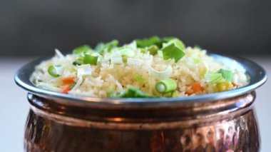 Güzel dekore edilmiş biryani ve pirinç kasesinde servis edilen limon dilimleriyle kızartılmış pirinç. Öğle ve akşam yemeği için Hint yemeği..