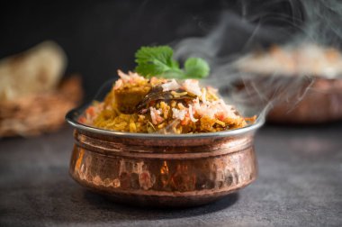 Hint baharatlı tütsülenmiş biryani pulao ve Hint basmati pirinç yemeği ve körili tavuk eti Ramazan Kareem, bayram. Beyaz arka planlı pirinç servis kasesi, Copyspace.