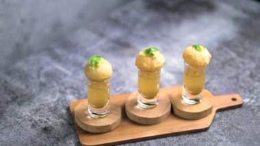 Baharatlı suyla kaplı bir bardakta Hint sokak yemeği fuşkası yakın. Pani puri Hindistan 'da bir sohbet konusu. 4K Hint sokak yemekleri.