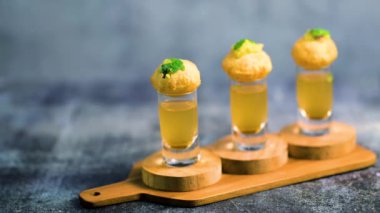 Baharatlı suyla kaplı bir bardakta Hint sokak yemeği fuşkası yakın. Pani puri Hindistan 'da bir sohbet konusu. 4K Hint sokak yemekleri.