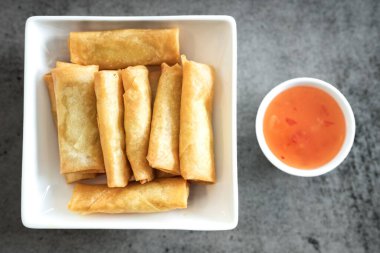 Çıtır çıtır yağlı Hint atıştırmalıkları. Geleneksel çay saati atıştırmalıkları, kişniş vada, Samosa, Kachori, Daal Vada Hint çay saati atıştırmalıkları.