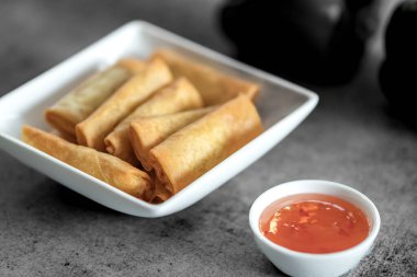 Çıtır çıtır yağlı Hint atıştırmalıkları. Geleneksel çay saati atıştırmalıkları, kişniş vada, Samosa, Kachori, Daal Vada Hint çay saati atıştırmalıkları.