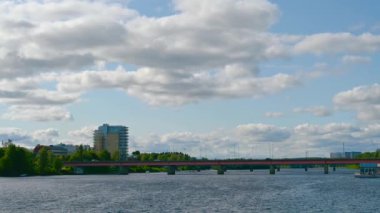 4K Majestic bulutlu nehir manzarası. Rüzgârlı bir gökyüzü bulutu. Renkli beyaz bulutlar Doğa çevre arkaplanı.