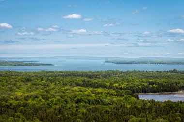 Güzel doğa manzarası dağları ve gün batımında kıyıları. Pasifik Okyanusu 'nun batı kıyısındaki Sky Highway' e. Bulutlu Gökyüzü.