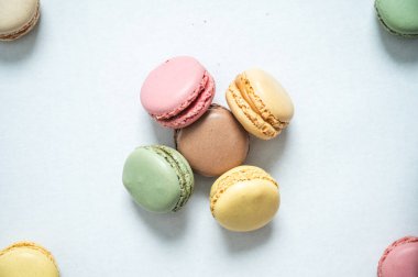 Lezzetli badem kurabiyeleri. Çerezlerle dolu bir tatlı masası. Kutlama konsepti. Doğum günü partisi için lezzetli hediyeler..