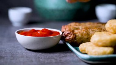 Kırmızı biber soslu ızgara biftek kebabı. Bir restoranda orta doğu kebabı. Baharatlı kebap yiyen bir kadın..