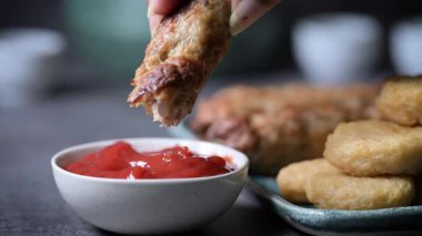 Kırmızı biber soslu ızgara biftek kebabı. Bir restoranda orta doğu kebabı. Baharatlı kebap yiyen bir kadın..