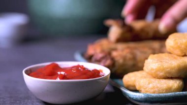 Kırmızı biber soslu ızgara biftek kebabı. Bir restoranda orta doğu kebabı. Baharatlı kebap yiyen bir kadın..