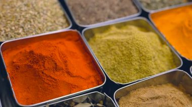 Baharatlar. Çeşitli Hint baharatları. Restoranda baharat ve bitkiler. Çeşitli çeşniler, baharatlar. Yemek malzemeleri, lezzet. 4K UHD video