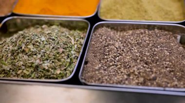 Baharatlar. Çeşitli Hint baharatları. Restoranda baharat ve bitkiler. Çeşitli çeşniler, baharatlar. Yemek malzemeleri, lezzet. 4K UHD video