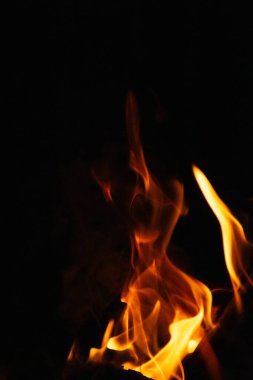 Siyah arka planda yangın alevleri. Alevlerin arka planı. Yangın arka planı yanıyor. Ateş alevi. Yangın arka planı. Ateş dokusu. Alevler. Yanan ateş izole edildi.