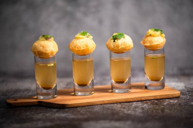 Panipuri, Hindistan 'ın ünlü sokak yemekleri. Diğer isimler fuchka, gupchup veya golgappa. İçi patates püresi dolu. Fuşka ile servis edilen tatlı su..