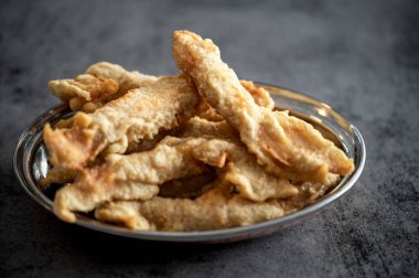 Çıtır çıtır yağlı Hint atıştırmalıkları. Geleneksel çay saati atıştırmalıkları, kişniş vada, Samosa, Kachori, Daal Vada Hint çay saati atıştırmalıkları.