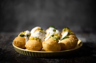 Panipuri, Hindistan 'ın ünlü sokak yemekleri. Diğer isimler fuchka, gupchup veya golgappa. İçi patates püresi dolu. Fuşka ile servis edilen lezzetli yoğurt sosu..